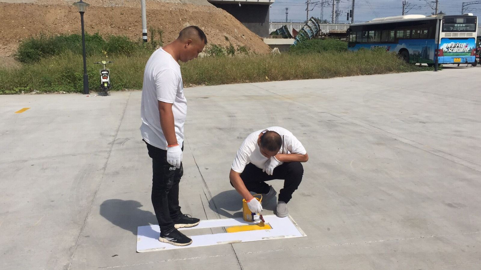 公交集團海通公交公司劃分停車(chē)位規范停車(chē)秩序 扎實(shí)推進(jìn)創(chuàng  )文工作開(kāi)展